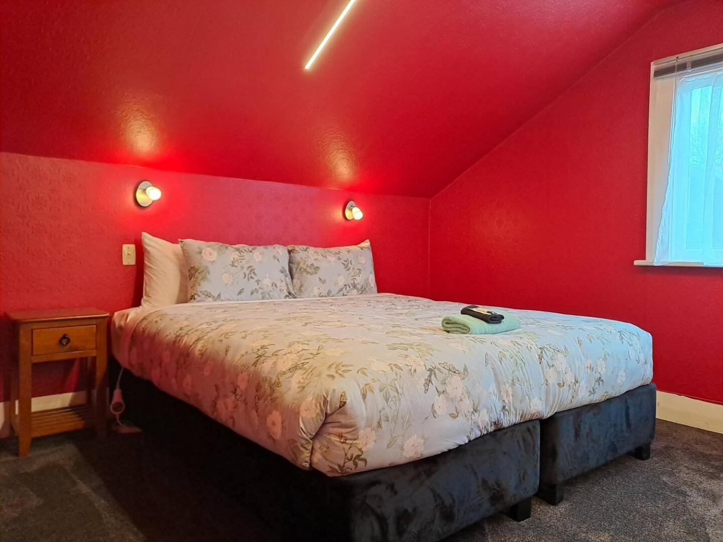 فندق A Stone'S Throw From Town Main House ديوندين المظهر الخارجي الصورة